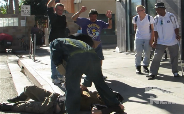 《辐射4》真人版短片 街头“抢”瓶盖遭警察盘问