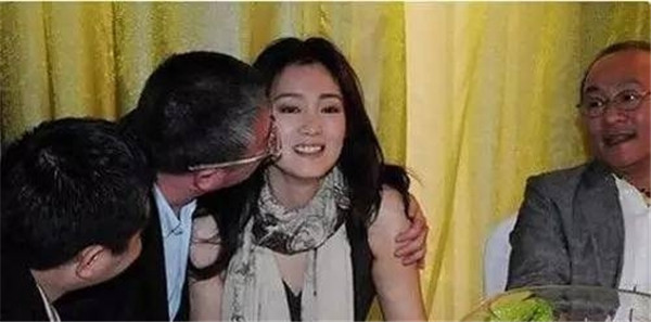 娱乐圈忒开放 如此亲密真的好么