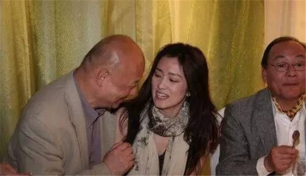 娱乐圈忒开放 如此亲密真的好么