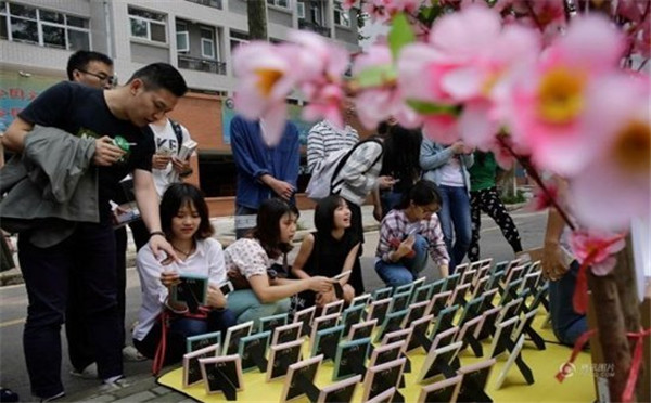 樱花季武大学生卖