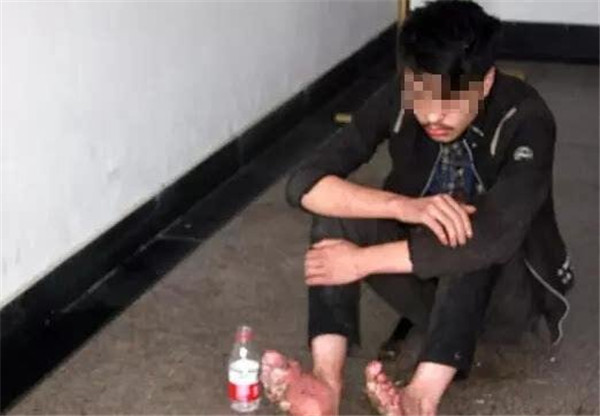 网瘾小伙被老爸抛弃 6天6夜玩网游近乎奄奄一息