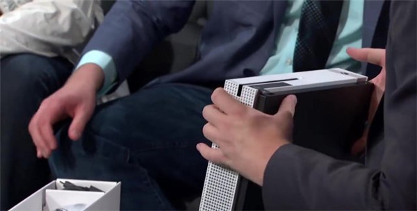 Xbox One S开箱视频 究竟有多纤薄?