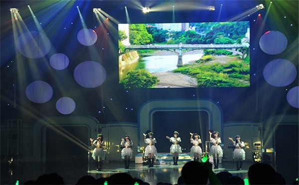  《醒来吧女孩》首演场景曝光 画面太污直接长姿势啦