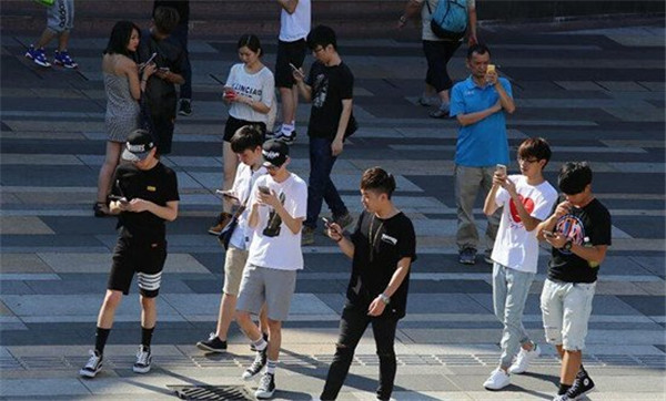 《精灵宝可梦GO》还有这功能? 广场舞大妈都被吓跑了