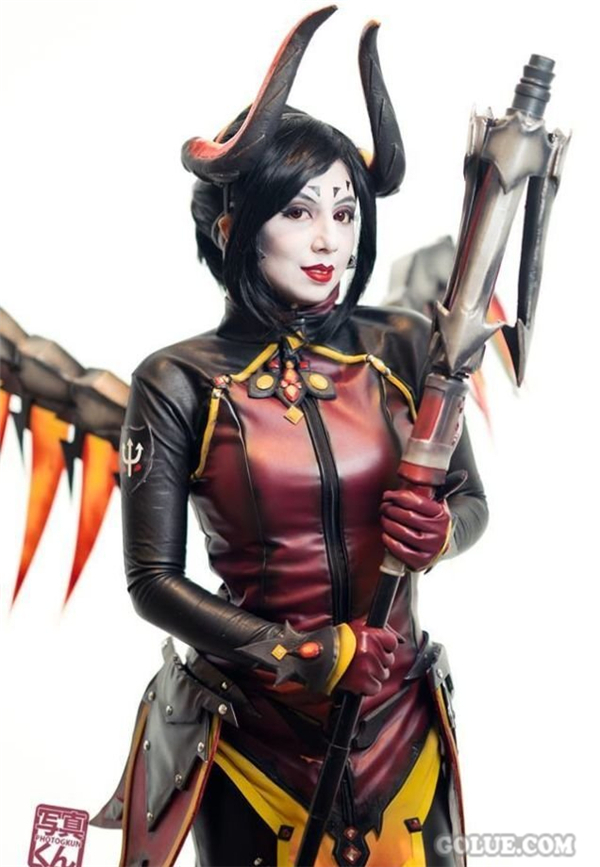 国外美女COS《守望先锋》Mercy 恶魔造型十分亮眼