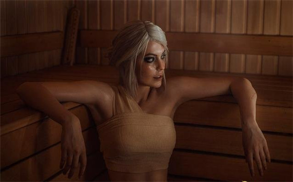 国外美女Cos《巫师3》洗澡时的Ciri 美艳动人