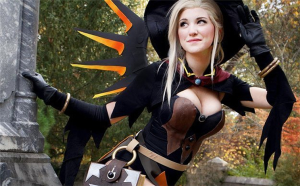 妹子COS《守望先锋》女巫天使 胸器毕露