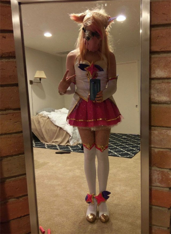 《英雄联盟》女装大佬再出新作 Cos粉红厄加特身材惹火