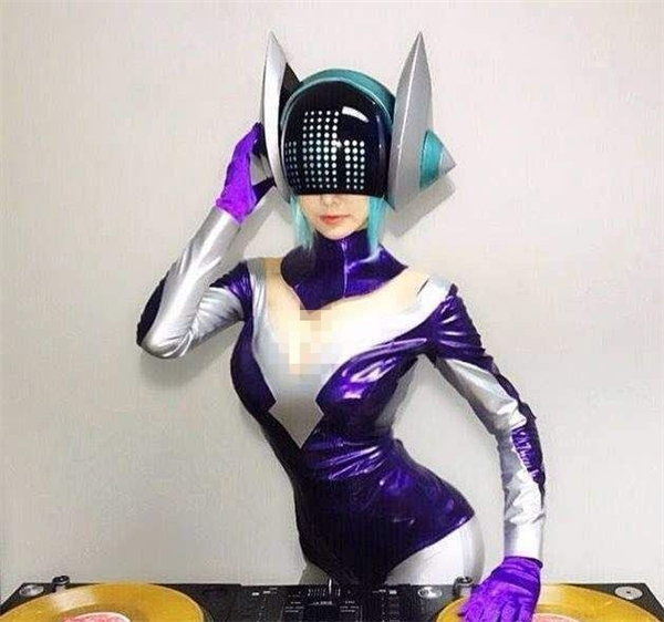 韩国妹子Cos《龙珠》人造人18号 养眼爆乳满足幻想