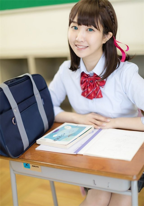 美女漫画家Cos《双叶家的姐弟》 身材自愧不如!