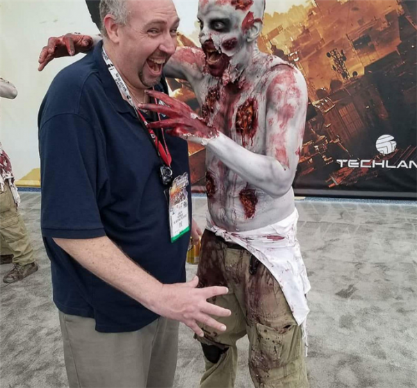 《消逝的光芒2》宣传下血本 超逼真僵尸COS及巨幅海报