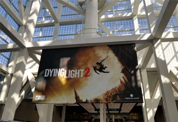 《消逝的光芒2》宣传下血本 超逼真僵尸COS及巨幅海报