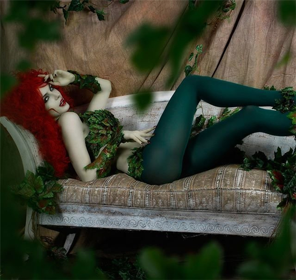 俄罗斯美女Cos毒藤女:眼神妩媚 酥胸纤腰身姿撩人