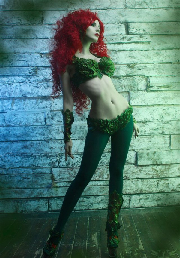 俄罗斯美女Cos毒藤女:眼神妩媚 酥胸纤腰身姿撩人