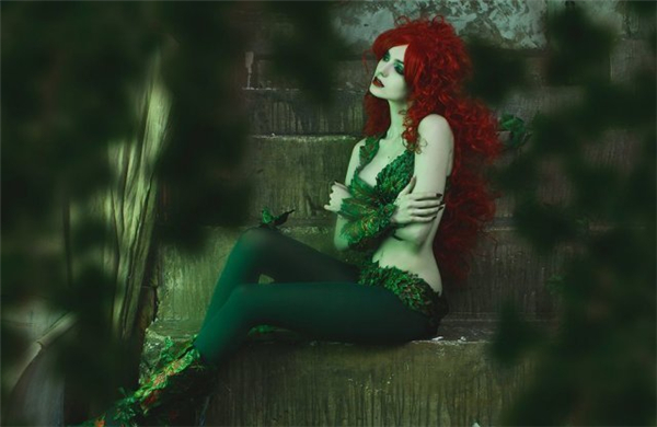 俄罗斯美女Cos毒藤女:眼神妩媚 酥胸纤腰身姿撩人