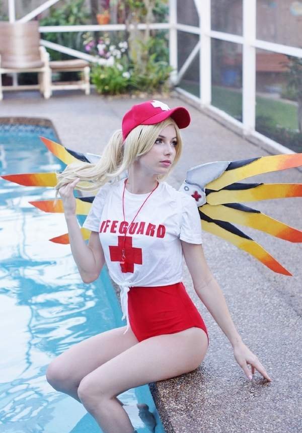 国外美女COS《守望先锋》救生员天使 紧身裤俏皮妩媚