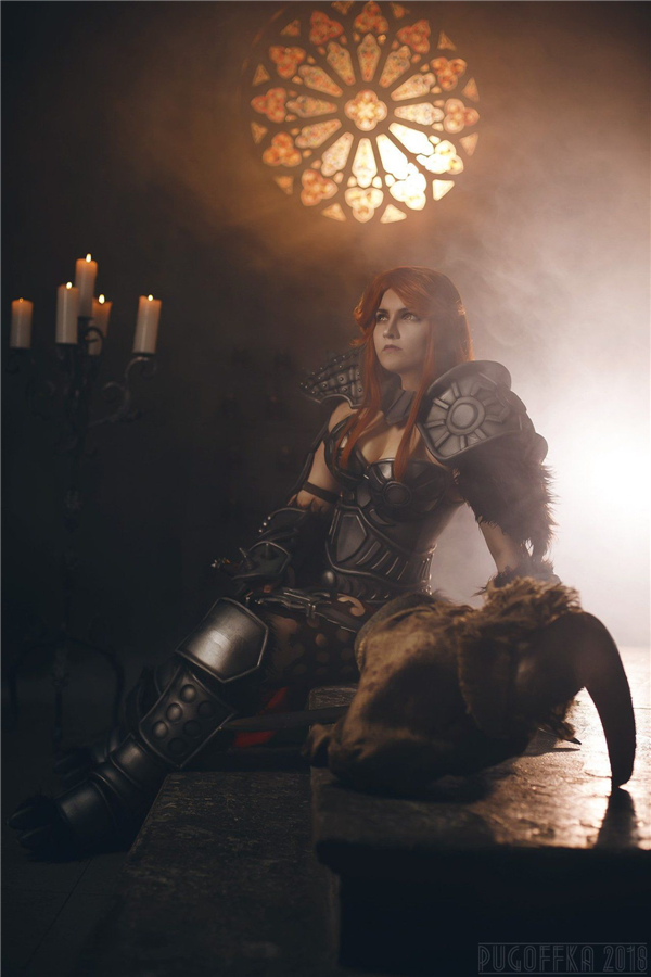 俄罗斯美女Cos《暗黑3》野蛮人 眼神犀利野性十足