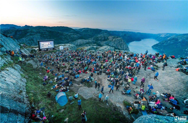 挪威＂布道石＂现真爱粉! 2000影迷组团攀岩观看《碟中谍6》