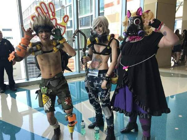 《守望先锋》路霸和狂鼠COS 脏兮兮的路霸有点＂胸＂