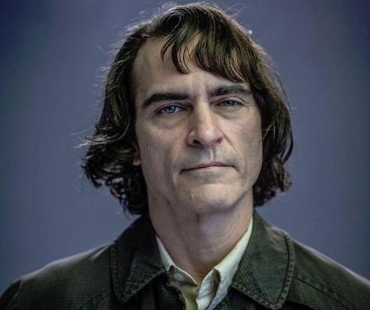 街头漫步谈笑风生:DC电影《小丑》造型和片场照曝光!