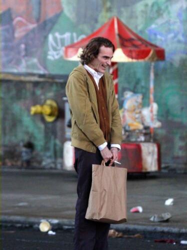 街头漫步谈笑风生:DC电影《小丑》造型和片场照曝光!