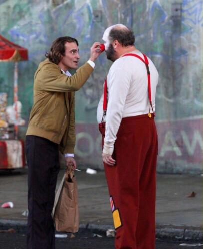 街头漫步谈笑风生:DC电影《小丑》造型和片场照曝光!