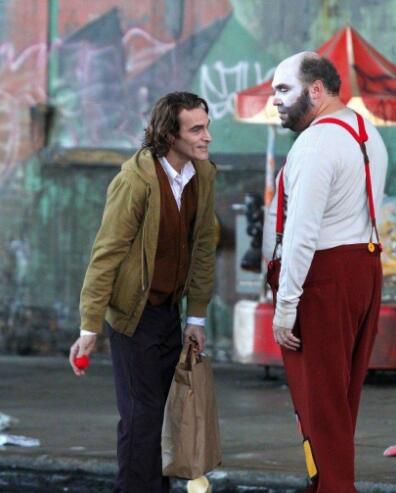 街头漫步谈笑风生:DC电影《小丑》造型和片场照曝光!