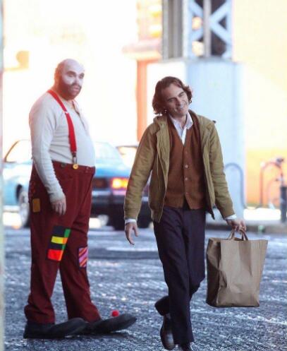 街头漫步谈笑风生:DC电影《小丑》造型和片场照曝光!