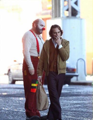 街头漫步谈笑风生:DC电影《小丑》造型和片场照曝光!