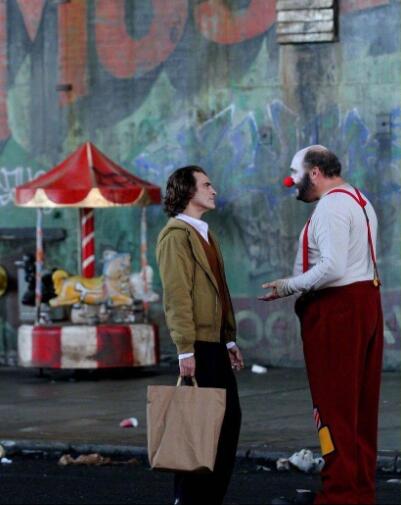 街头漫步谈笑风生:DC电影《小丑》造型和片场照曝光!