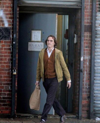 街头漫步谈笑风生:DC电影《小丑》造型和片场照曝光!