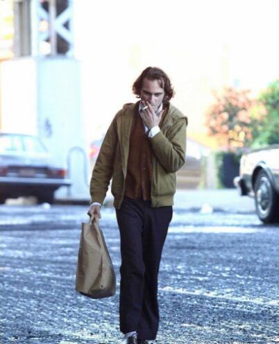 街头漫步谈笑风生:DC电影《小丑》造型和片场照曝光!