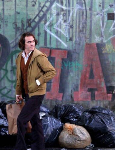 街头漫步谈笑风生:DC电影《小丑》造型和片场照曝光!