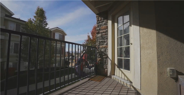 特技演员模仿《漫威蜘蛛侠》 飞踢侧空翻动作超酷