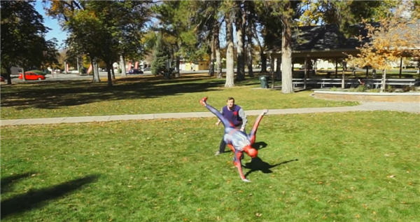 特技演员模仿《漫威蜘蛛侠》 飞踢侧空翻动作超酷