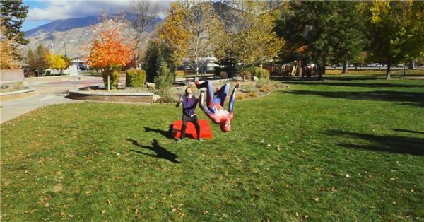 特技演员模仿《漫威蜘蛛侠》 飞踢侧空翻动作超酷