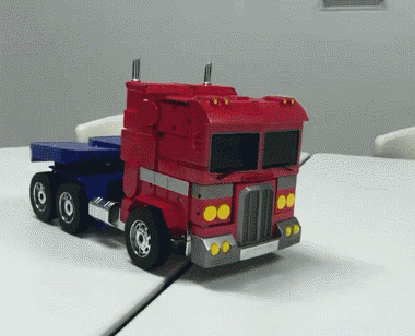 国内厂商推《变形金刚》擎天柱玩具 可自动变身为卡车
