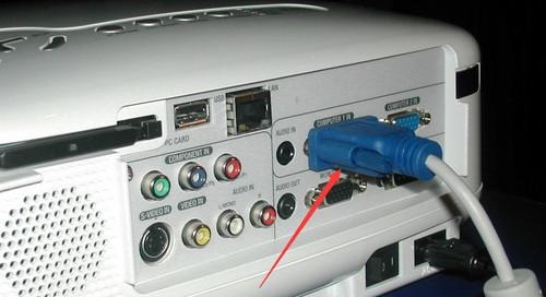 Win10电脑怎样有线连接投影仪