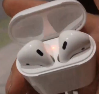 air pods黄灯闪烁怎么回事