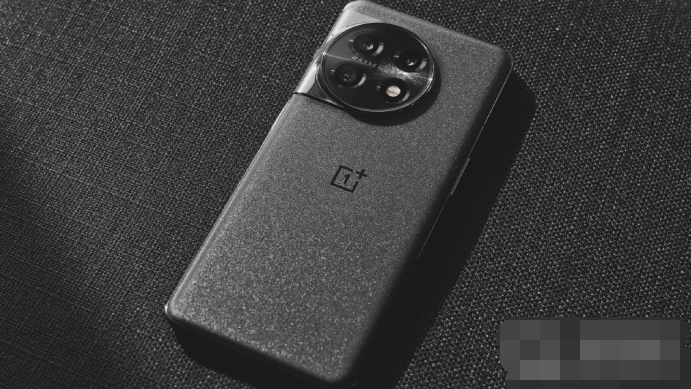 一加11后盖是玻璃材质吗