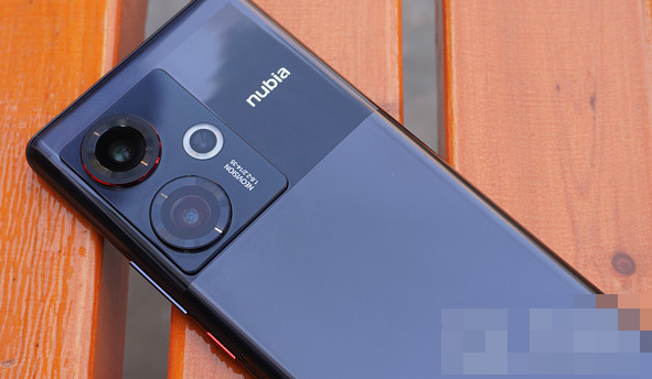 努比亚z50ultra屏幕是什么