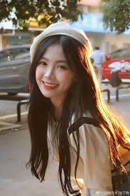 别人评论美女时该回复什么好-巧妙回应提升好感度策略探讨