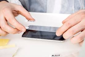 手机贴膜教程-轻松掌握贴膜技巧：如何给手机贴膜-掌握贴膜技巧让手机焕然一新