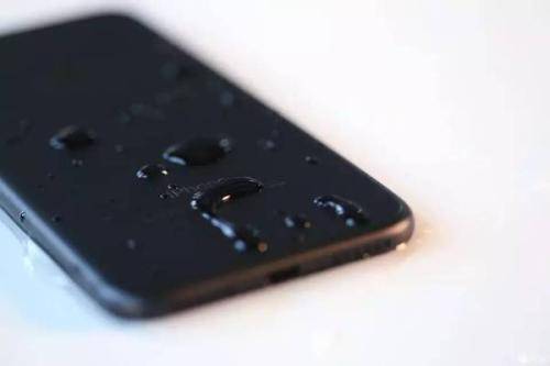 苹果手机黑屏无法启动？解决苹果iPhone突然黑屏不开机的方法