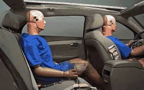 坐在车辆后排的乘客是否需要系安全带