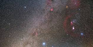 冬季夜空星星看起来格外清晰明亮与哪种因素有关