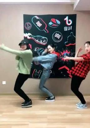 抖音电摆舞要怎么跳_电摆舞跳法步骤介绍